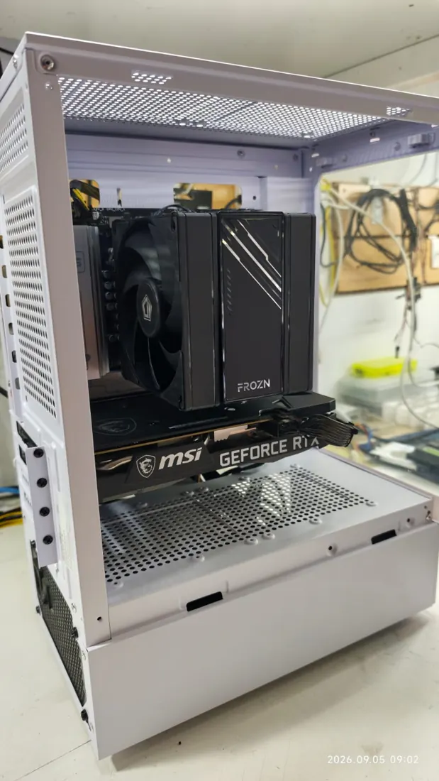 PC armada en gabinete blanco con placa de video MSI
